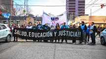 Imagen de En fotos: así fue la marcha de antorchas de Unter en Roca