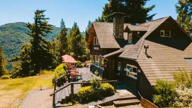 El secreto de la casa de té más antigua de la Patagonia: un balcón al Lácar nacido de un sueño inglés