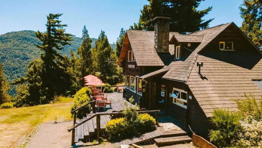 El secreto de la casa de té más antigua de la Patagonia: un balcón al Lácar nacido de un sueño inglés.-