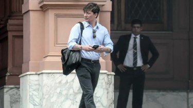 Santiago Caputo viajó a Estados Unidos en medio de la preocupación por el caso Adorni
