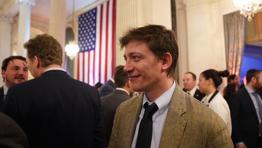 Santiago Caputo viajó a Estados Unidos y ratificó la alianza de la administración de Javier Mieli con la de Donald Trump. (Foto: Clarín Fotografía)
