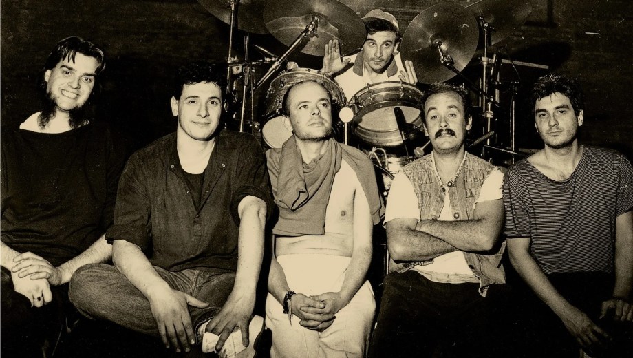 Jóvenes monos del 86. Roberto Pettinato, Ricardo Mollo, Luca Prodan, Superman Troglio, Germán Daffunchio y Diego Arnedo.