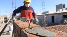 Imagen de ¿Cuánto cobra un albañil en la Patagonia? Sueldos y realidades en el sector de la construcción junio 2026