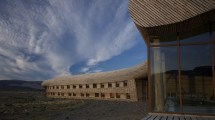 Imagen de Cazú Zegers, la arquitecta que diseñó el Hotel Tierra Patagonia y convirtió al paisaje en protagonista