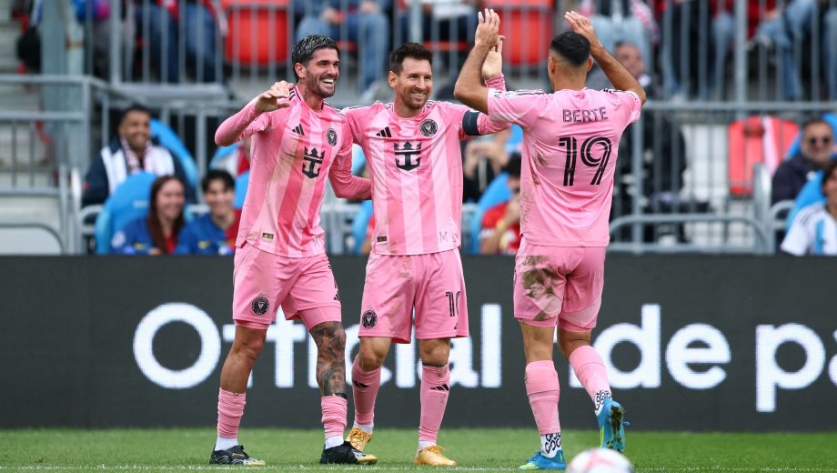 Rodrigo De Paul y Lionel Messi festejando junto a Germán Berterame en el triunfo de Inter Miami.
