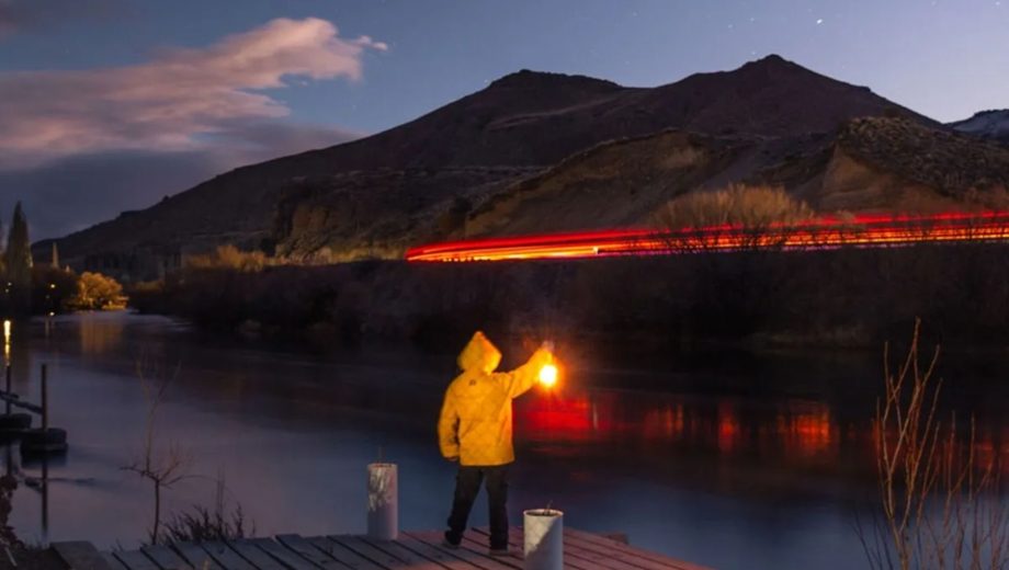 El pueblo al que solo se llega en balsa: Villa Llanquín, el paraíso oculto entre el río Limay y la estepa.-