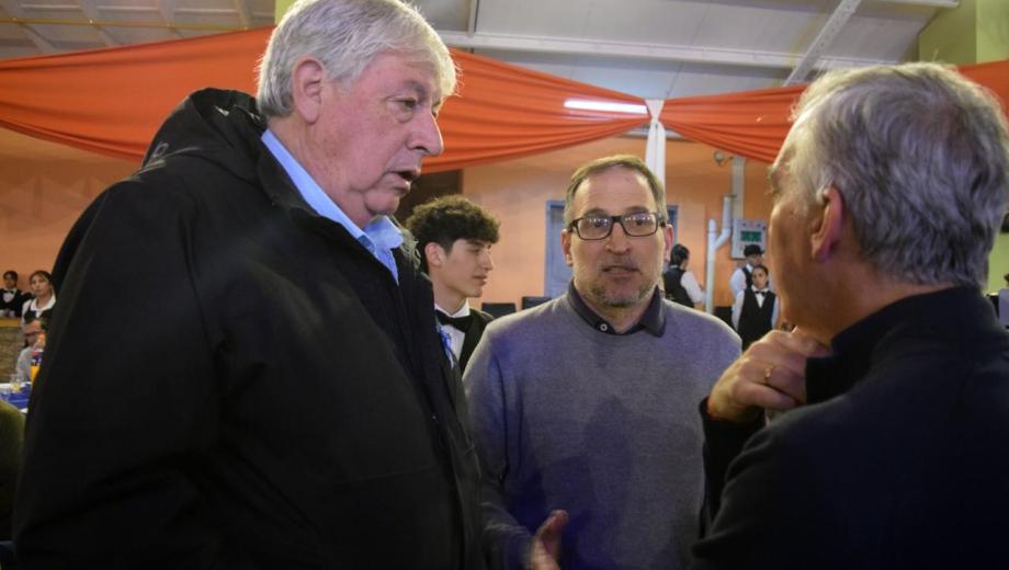 Walter Cortés sumó formalmente a su equipo de asesores a Agustín Domingo en diciembre pasado y en enero lo nombró en la comisión de la CEB. Foto archivo/Municipalidad de Bariloche
