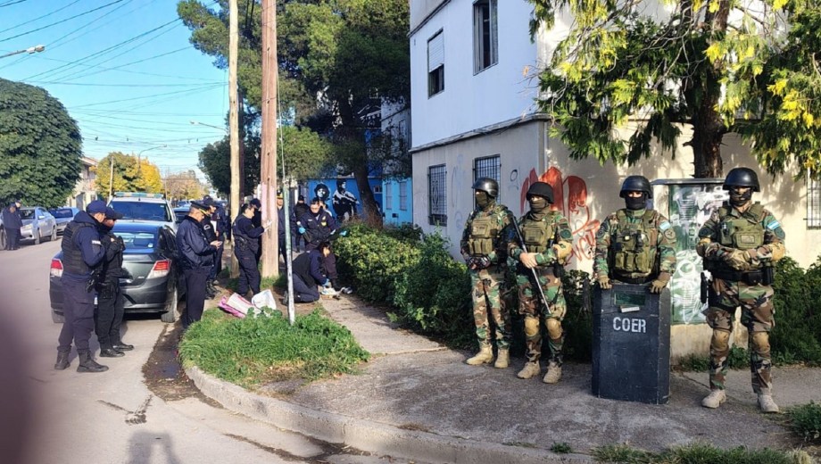 Secuestran seis armas de fuego en allanamientos en Viedma. Foto: gentileza.