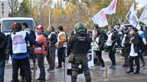 Imagen de Protesta de Unter en los puentes Neuquén – Cipolletti: docentes intentaron cortar y Gendarmería activó el protocolo antipiquetes