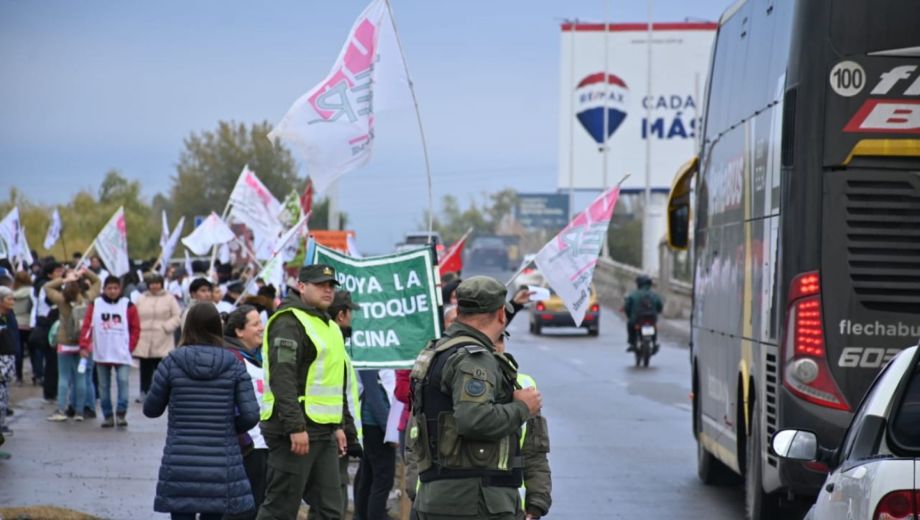 Unter protesta en el puente carretero de Neuquén y Cipollett. Foto: Florencia Salto. 