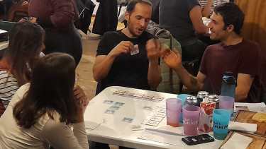 Adultos que vuelven a jugar: el fenómeno de los encuentros de juegos de mesa en Bariloche