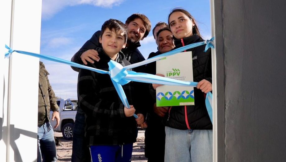 El acto contó con la presencia del gobernador de Río Negro, Alberto Weretilneck, el intendente Rodrigo Buteler y autoridades del Instituto de Planificación y Promoción de la Vivienda (IPPV). Foto: municipio de Cipolletti. 