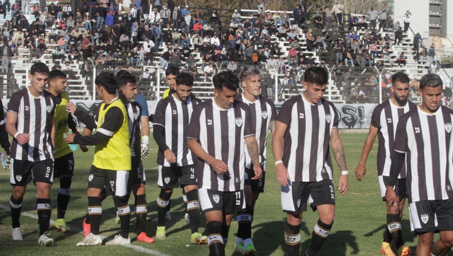 Cipolletti perdió 1 a 0 con Juventud Unida de San Luis en La Visera. (Foto: Oscar Livera)