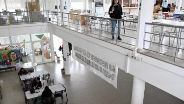 La cantidad de estudiantes con becas nacionales cayó fuerte en Río Negro y preocupa a la UNRN