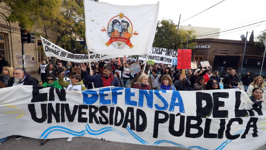 La columna universitaria avanzó por el centro de Viedma durante la Marcha Federal en defensa de la educación pública. Foto: Marcelo Ochoa.