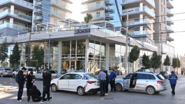 Choque entre una moto y una Suran en pleno centro de Roca: una mujer sufrió heridas leves
