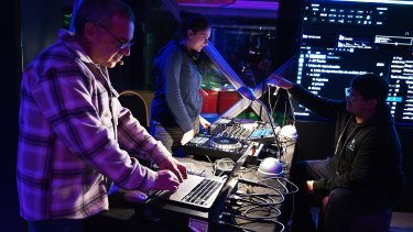Un curso abre puertas en las discotecas: un histórico DJ de Bariloche forma a las nuevas generaciones