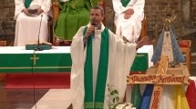 Imagen de Del papa Francisco al norte neuquino: la historia de Diego Canale, el padre que caminó 15 años junto a la Diócesis de Neuquén