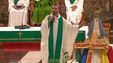 Del papa Francisco al norte neuquino: la historia de Diego Canale, el padre que caminó 15 años junto a la Diócesis de Neuquén