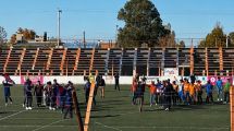 Imagen de Incidentes en el clásico de Roca: los hinchas se enfrentaron en el campo de juego
