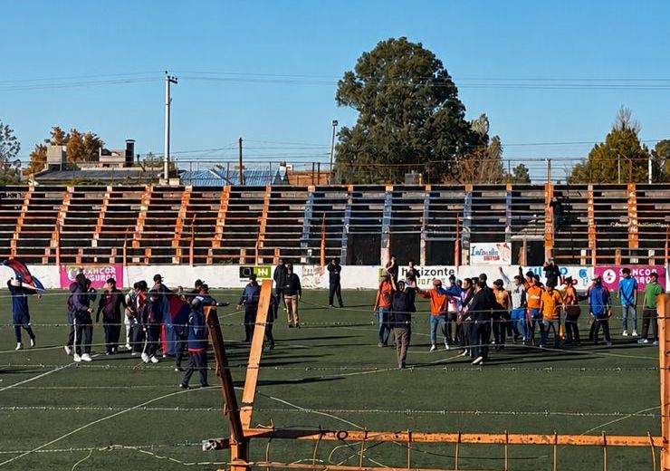 Hinchas de Deportivo Roca y Argentinos del Norte se enfrentaron dentro de la cancha. (Foto: Captura de video)