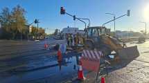 Imagen de Un caño roto complica la avenida Mosconi: EPAS trabaja para reparar un acueducto, la zona afectada en Neuquén