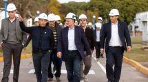 Imagen de YPF avanza con la ex Refinería San Lorenzo para producir combustible sostenible para aviones