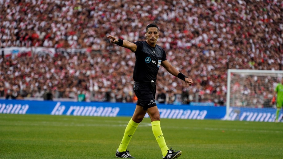Yael Falcón Pérez será el árbitro de River - Belgrano. (Foto: Maxi Failla - Clarín Fotos)