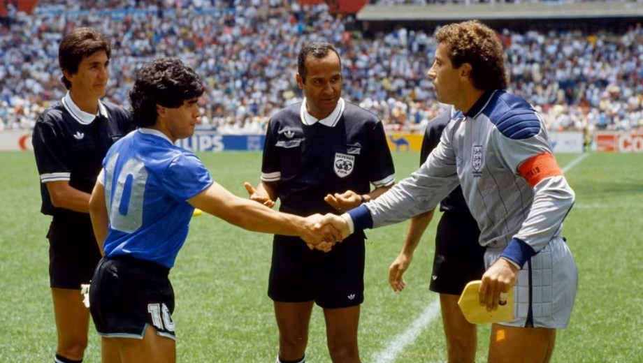 El saludo entre capitanes de Maradona y Shilton.