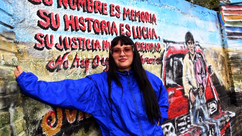Azul Eva junto al mural homenaje a Fredy Pazos, una de las obras más significativas de su recorrido artístico en Viedma. Foto: Marcelo Ochoa.