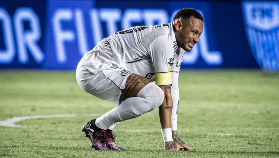 Neymar tiene una pequeña lesión en la pantorrilla.