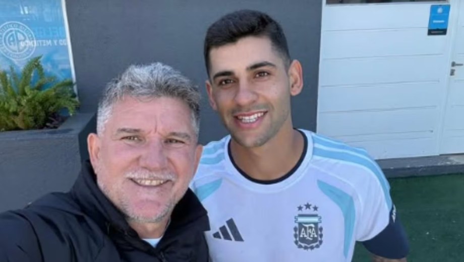 Luis Artime, presidente de Belgrano, recibió a Cristian Romero en el predio del Pirata. (Foto: IG/@luifaartime)