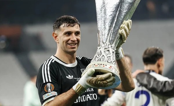 Dibu Martínez sufrió una lesión en la entrada en calor de la final de la Europa League.