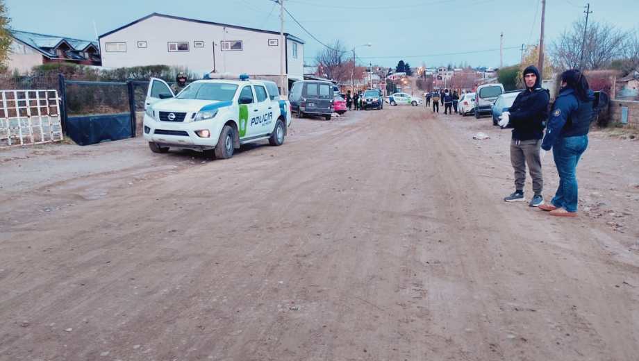 Hubo un amplio despliegue policial este sábado por la mañana en la calle Nehuén del barrio Nahuel Hue de Bariloche, donde allanaron un domicilio. (foto gentileza Policía de RN)