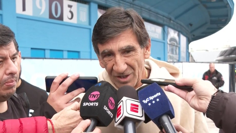 Gustavo Costas desmintió a Diego Milito sobre su salida de Racing. 
