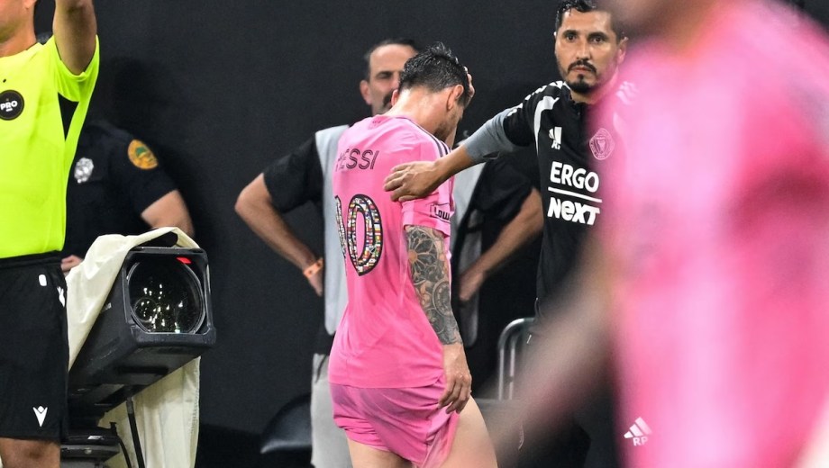 Lionel Messi pidió el cambio y se fue directo al vestuario. (Foto: AFP)