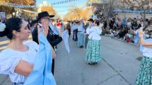 Imagen de Cipolletti celebró el 25 de Mayo con 5 mil vecinos en las calles: tradición, baile y récord de instituciones