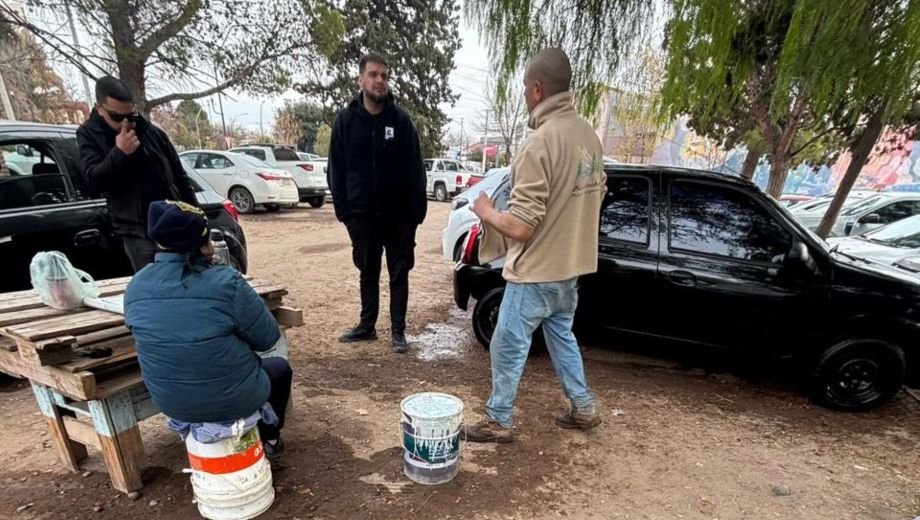 En el lugar trabajaron inspectores municipales y personal de apoyo. Foto: Municipalidad de Cipolletti.