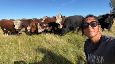 La mujer que impuso su sello en la ganadería bovina de la Patagonia: «Esto es mi vida»