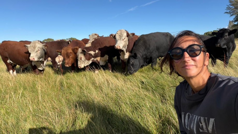 Nora Baltuska en su campo en Sarmiento, Chubut, acompañada de algunos de sus ejemplares Hereford y Angus.
