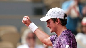 Siguen los batacazos en Roland Garros: João Fonseca le ganó un partidazo a Novak Djokovic