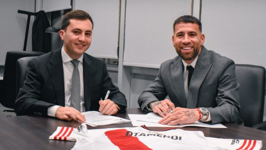 Nicolás Otamendi firmó su contrato en River junto al presidente Stefano Di Carlo. (@RiverPlate)