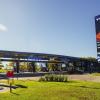 Imagen de YPF Black: cómo es la primera estación que inauguró YPF, con gastronomía premium y atención personalizada