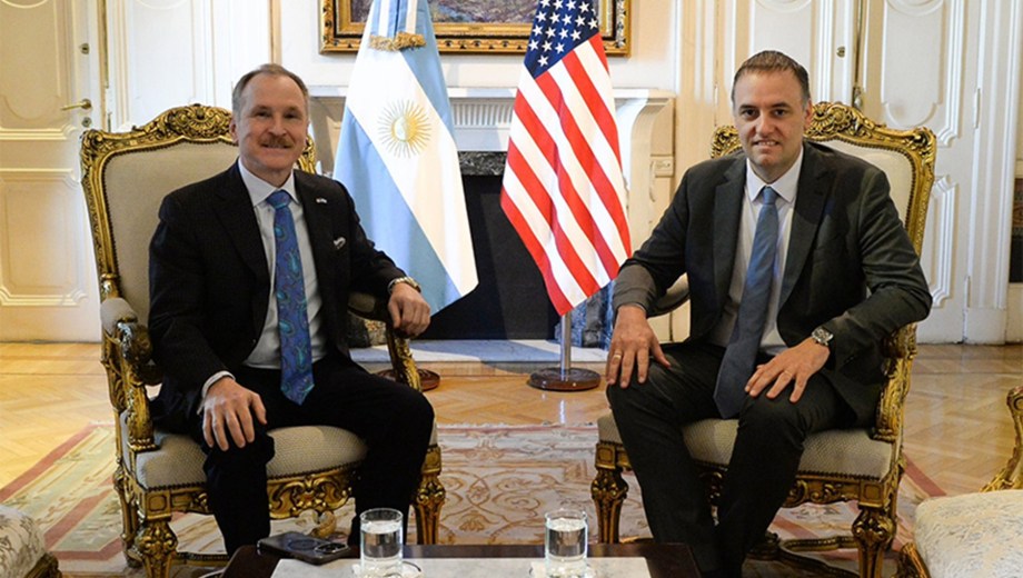 Adorni con el embajador de Estados Unidos, Peter Lamelas.