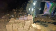 Imagen de Contrabandeaba figuritas del Mundial 2026 desde Chile y volcó en la Ruta 7 de Mendoza: millonario secuestro