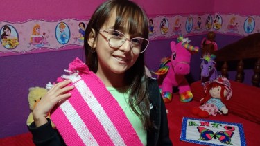 Antonella, la niña de Maquinchao que aprendió telar mapuche en tiempo récord