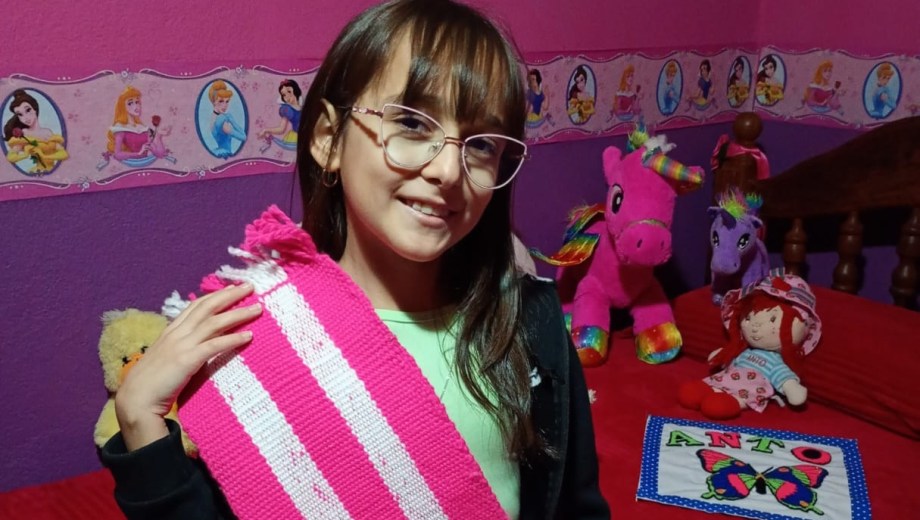 Antonella aprendió a tejer en telar mapuche con 10 años. Foto: gentileza