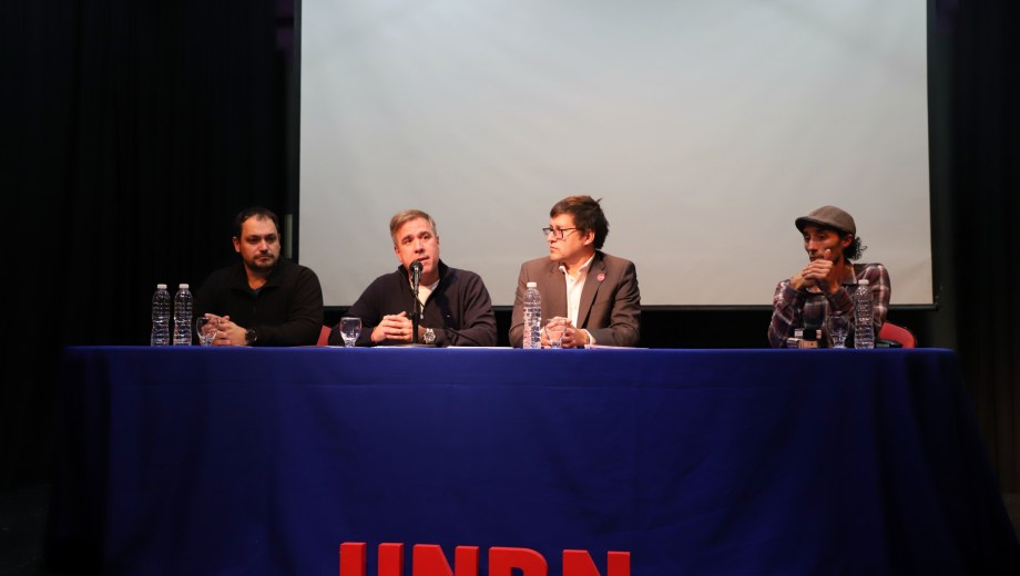 El intendente Pogliano y el vicerrector de la Sede Andina de la UNRN, firmaron un acta acuerdo por una nueva sede y campo experimental en Mallín Ahogado. Foto: Gentileza
