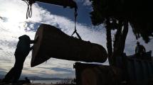 Imagen de Bariloche cambia la fisonomía de la costanera con el apeo de 40 pinos