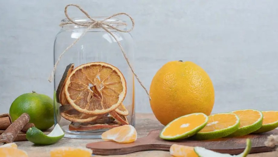 Cómo hacer aromatizantes caseros para la casa con cáscaras de cítricos.
